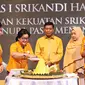 Pemotongan tumpeng saat pembukaan Munas I Srikandi Hanura, Jakarta, Senin (30/5). Munas I Srikandi Hanura mengambil tema 'Dengan Kekuatan Srikandi, Hanura Pasti Menang'. (Liputan6.com/ Immanuel Antonius)