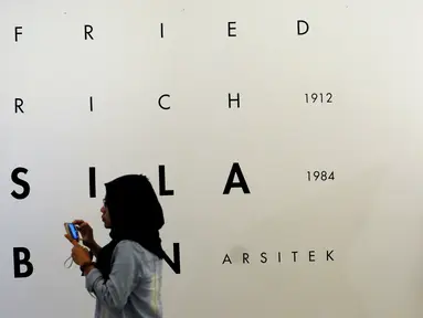 Pengunjung melintas masuk ruang pameran arsip Friedrich Silaban di Galeri Nasional, Jakarta, Sabtu (11/11). Sejumlah arsip dan beragam dokumen milik arsitek Friedrich Silaban dipamerkan. (Liputan6.com/Helmi Fithriansyah)