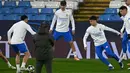 Real Madrid juga datang dengan kepercayaan diri tinggi setelah menang 4-1 atas Elche di liga domestik. Dalam laga itu, gelandang muda Arda Guler mencetak gol spektakuler yang bahkan disebut berpotensi memenangkan Puskas Award. Tampak dala foto, gelandang Real Madrid asal Turki, Arda Guler (kanan) saat mengikuti sesi latihan di Etihad Stadium, Manchester, Inggris barat laut, pada 16 Maret 2026. (Paul ELLIS/AFP)