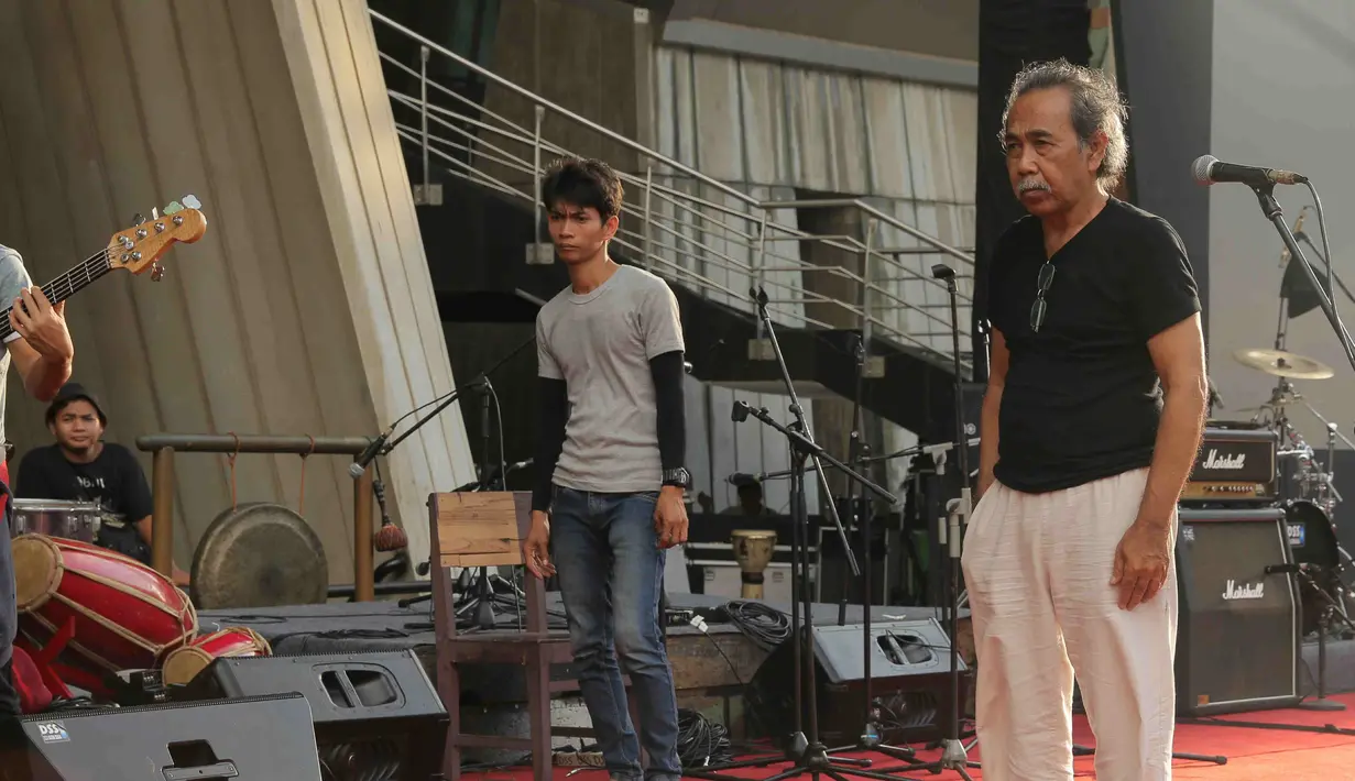 Berbagai komunitas menggenang seniman besar Indonesia yang meninggalnya WS Rendra, tujuh tahun silam. Minggu, (7/8) Komunitas Senja Sastra (Sentra) menggelar di kampus 2 Unswagati Cirebon dengan tajuk Merendra Kawindra Rendra. (Andy Masela/Bintang.com)