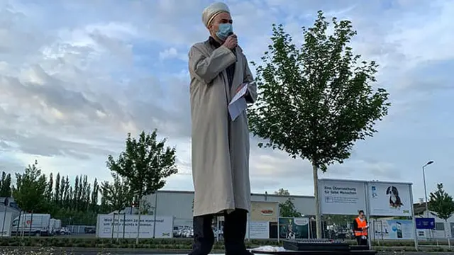 Pakai Lapangan Parkir, 700 Orang di Jerman Salat Id Berjamaah Sambil Social Distancing