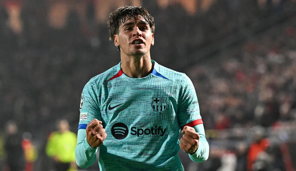 Pemain Barcelona, Marc Guiu berpose setelah melakukan merayakan golnya ke gawang Royal Antwerp pada laga lanjutan Grup H Liga Champions 2023/2024 di Bosuilstadion, Antwerp, Belgia, Kamis (14/12/2023) dini hari WIB. Marc Guiu bukan sosok yang asing di telinga para pencinta sepak bola Indonesia. Ia merupakan salah satu pemain yang berhasil mencuri perhatian selama Piala Dunia U-17 2023 bersama Timnas Spanyol. Pada turnamen tersebut, Guiu sukses melesatkan dua gol saat melawan Kanda dan Jepang di Stadion Manahan, Solo. (AFP/John Thys)