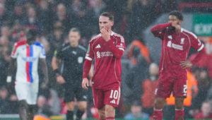 Pemain Liverpool, Alexis Mac Allister, tampak lesu setelah menelan kekalahan telak 0-3 dari Crystal Palace dalam laga putaran keempat Carabao Cup 2025/2026 yang digelar di Stadion Anfield, Kamis (30/10/2025) dini hari WIB. (AP Photo/Jon Super)