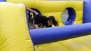 Peserta melewati salah satu rintangan pada ajang Splash Run di Pantai Carnaval, Ancol, Sabtu (30/7/2016). (Bola.com/Nicklas Hanoatubun)