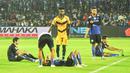 Pemain Mitra Kukar, Yanto Basna, menghibur pemain Arema Cronus setelah laga semifinal Piala Jenderal Sudirman di Stadion Kanjuruhan, Malang, Minggu (17/1/2016). Mitra Kukar menang 3-2 atas Arema Cronus. (Bola.com/Kevin Setiawan)
