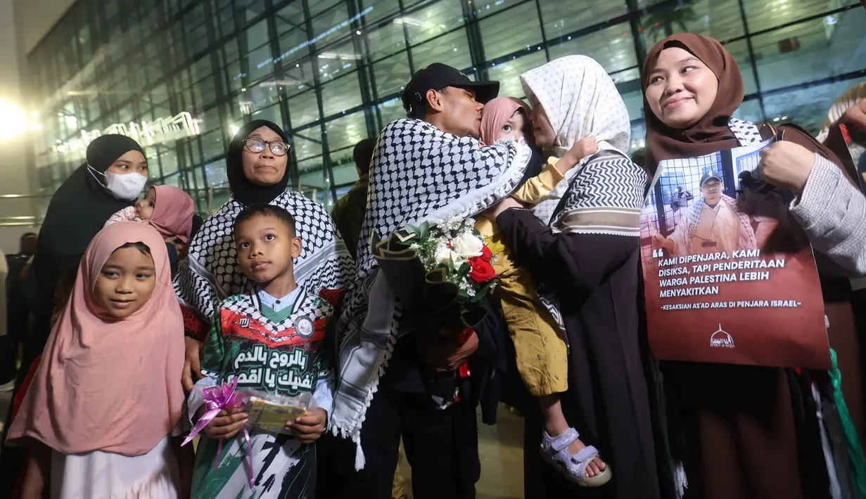 Salah satu aktivis yang tergabung dalam misi Global Sumud Flotilla 2.0 disambut keluarga saat tiba di pintu kedatangan Terminal 3 Bandara Internasional Soekarno-Hatta pada Minggu (24/5/2026) sore. (Kapanlagi.com/Budy Santoso)