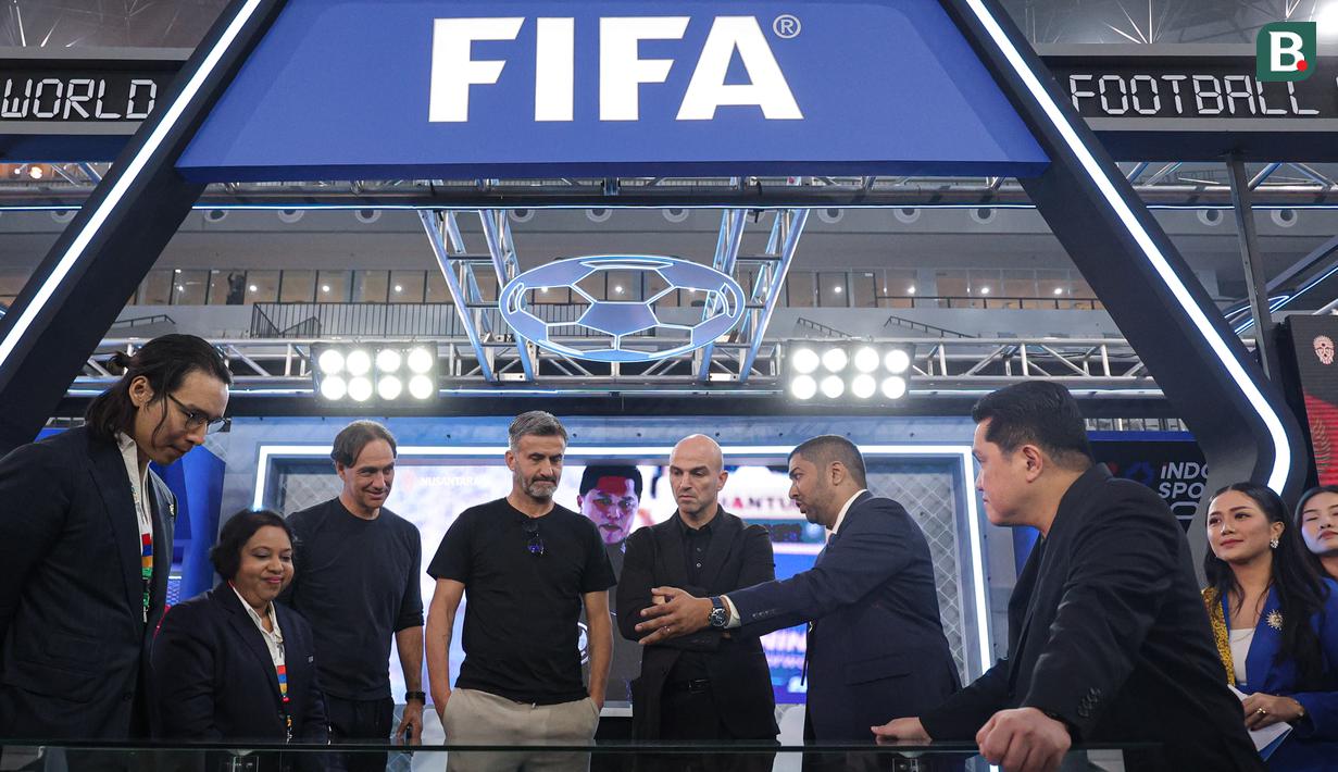 Menpora Erick Thohir (paling kanan) bersama para legenda Liga Italia, Esteban Cambiasso, Christian Panucci dan Alessandro Nesta di booth FIFA yang berada pada acara Indonesia Sports Summit 2025 (ISS 2025) resmi digelar di Indonesia Arena, Senayan, Jakarta pada Sabtu (6/12/2025).
