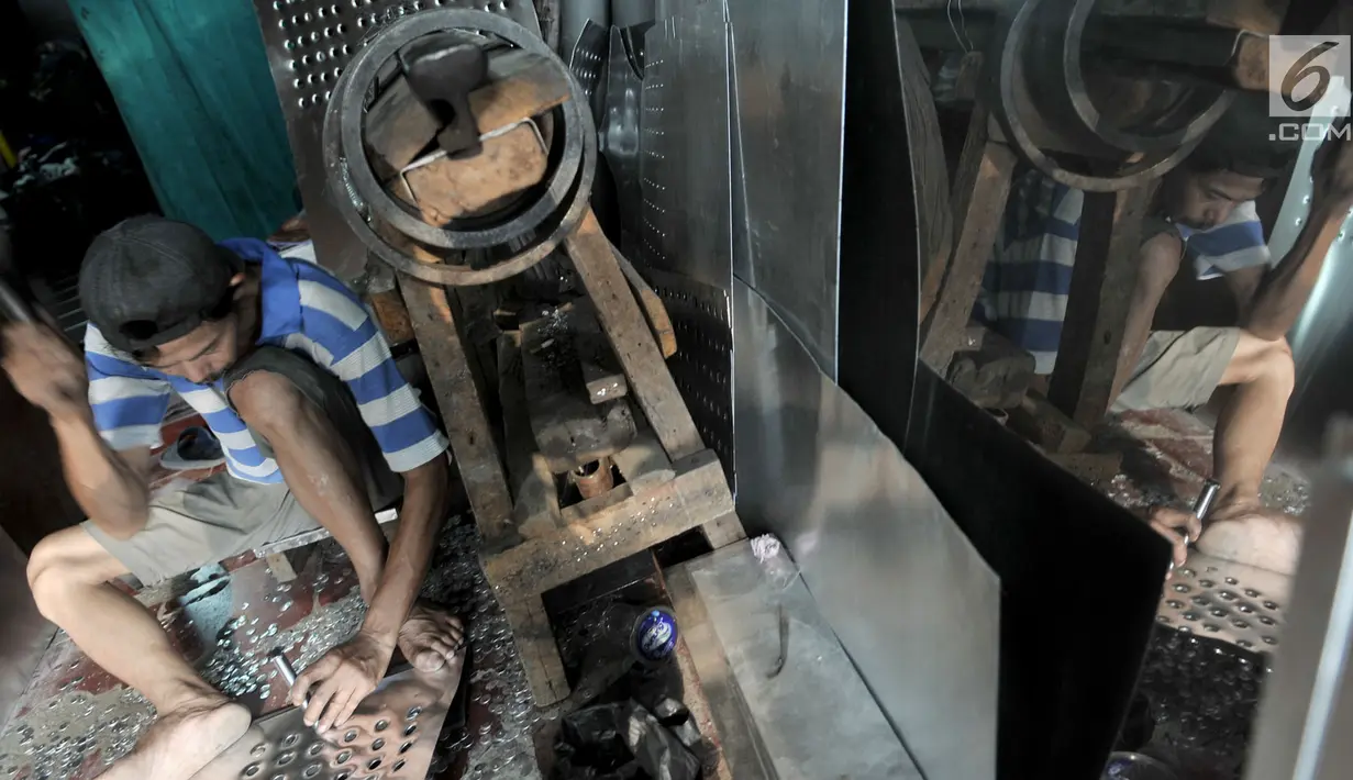 Pekerja menyelesaikan pembuatan oven di salah satu toko kawasan Cawang, Jakarta, Minggu (19/5/2019). Permintaan oven di bulan Ramadan meningkat lantaran untuk digunakan membuat kue kering menjelang Lebaran. (merdeka.com/Iqbal Nugroho)
