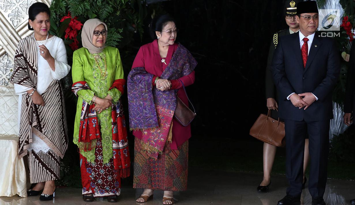 Presiden ke-5 RI Megawati Soekarnoputri bersama Ibu Negara Iriana Joko Widodo dan istri Wakil Presiden, Mufidah Kalla bersiap berfoto bersama seusai Sidang Tahunan MPR Tahun 2019 di Kompleks Parlemen, Jakarta, Jumat (16/8/2019). (Liputan6.com/Johan Tallo)