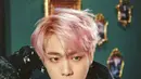 Pada comeback pada 2016 lalu dengan album WINGS, Jin tampil nyentrik dengan gaya rambut berwarna merah muda. Ditata dengan comma hair, rambut Jin justru menambah pesonanya. (Liputan6/Twitter/@BTS_official)