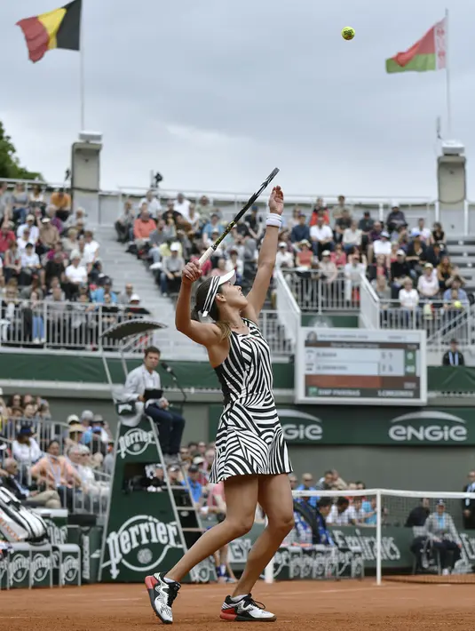 Petenis asal Serbia, Ana Ivanovic melakukan servis saat bertemu petenis asal Jepang Kurumi Nara di putaran kedua wanita di Roland Garros 2016 Perancis Tennis Open di Paris pada 26 Mei 2016. (AFP PHOTO / PHILIPPE LOPEZ)