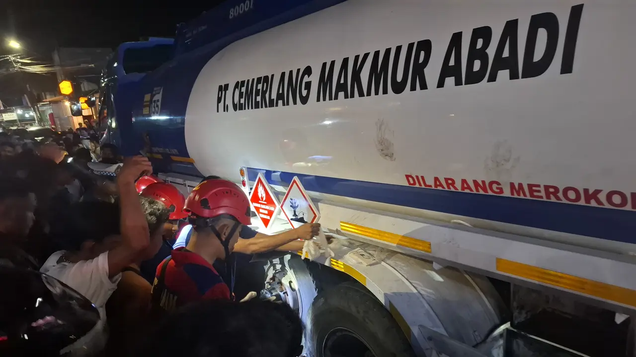 Proses evakuasi jasad korban yang terlindas truk tangki di Jalan RE Martadinata, Bandar Lampung. Foto : (Liputan6.com/Ardi).