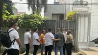 Polisi menggeledah sebuah rumah di Jalan Kertanegara Nomor 46, Jakarta Selatan, Kamis, (26/10/2023) terkait kasus dugaan pemerasan Firli Bahuri. (Ady Anugrahadi).