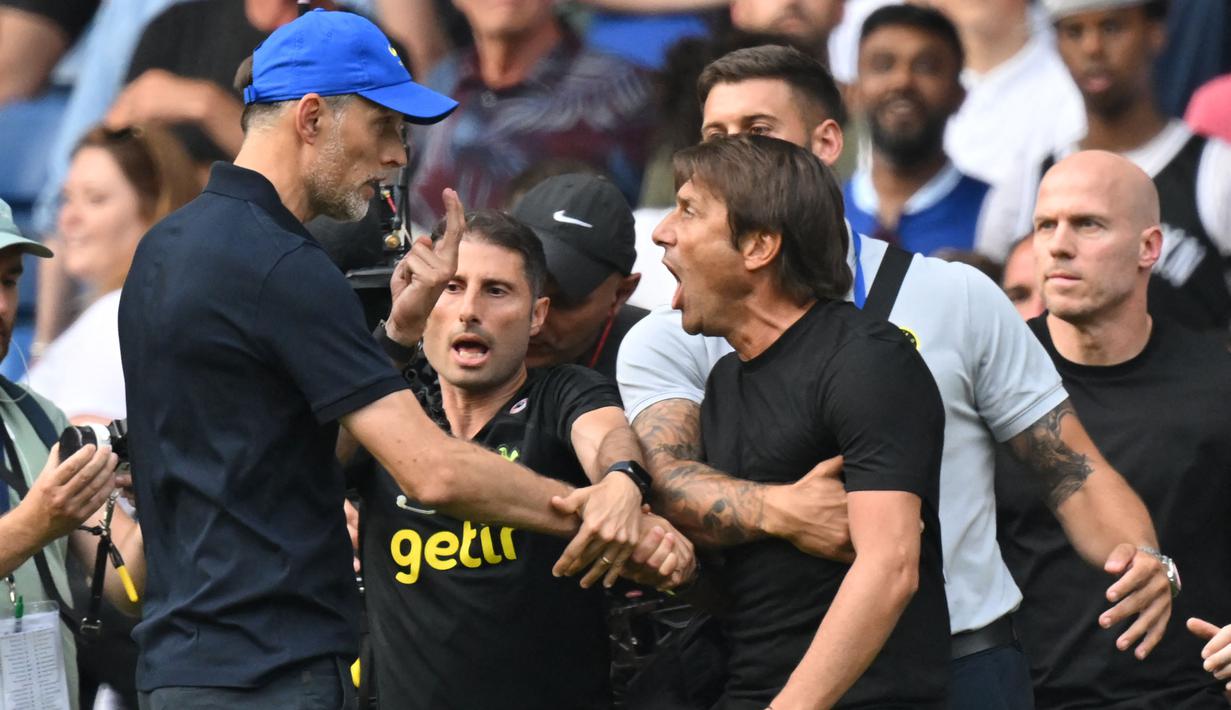 Thomas Tuchel sempat terlibat keributan dengan pelatih Tottenham, Antonio Conte. Setelah peluit akhir pertandingan dibunyikan kedua pelatih lantas saling berjabat tangan. Akan tetapi, Tuchel menolak untuk melepaskan lengan Conte, sehingga hal itu memicu reaksi kesal dari pelatih asal Italia tersebut. (AFP/Glyn Kirk)