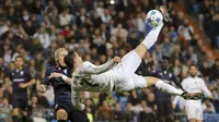 Pemain Real Madrid, Cristiano Ronaldo melakukan tendangan salto pada laga UEFA Champions League antara Real Madrid vs Malmoe FF di Stadion Santiago Bernabeu, Madrid,(08/12/2015). Madrid menang telak 8-0. (EPA/Ballesteros)