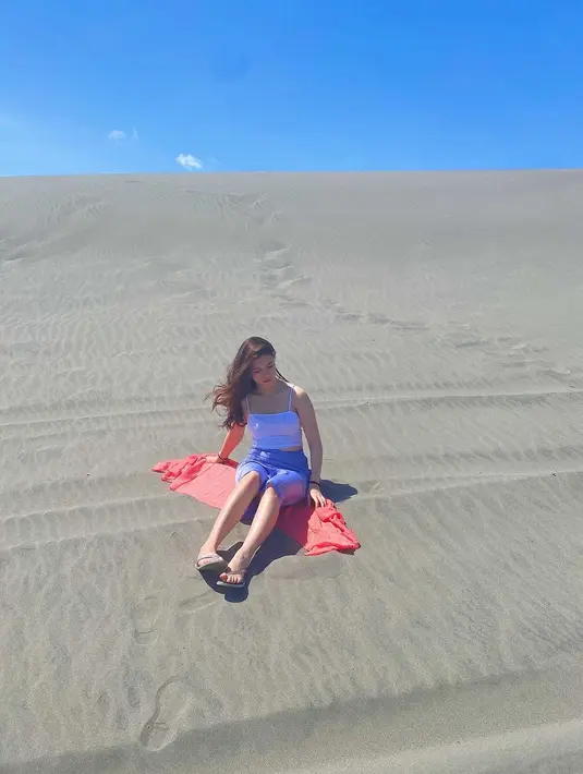 Panas-panasan di gurun pasir, perempuan berusia 20 tahun tersebut hanya pakai tanktop dengan pose-posenya yang sangat seksi. Cassandra Lee tampak natural sekali di foto ini. (Instagram/cassandraslee)
