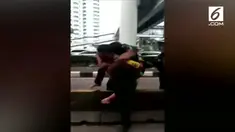 Aksi heroik seorang Polisi menyelamatkan driver ojol perempuan yang pingsan saat demo.