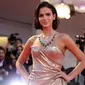 Aktris Bruna Marquezine tersenyum saat menghadiri pemutaran perdana film 'The Sisters Brothers' selama Festival Film Venice ke-75 di Venesia, (2/9). Kekasih pesepak bola Neymar ini tampil cantik dan seksi dengan gaun emas. (AP Photo/Kirsty Wigglesworth)