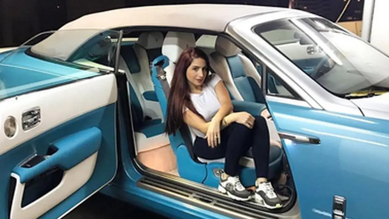 Pose Wanita Cantik