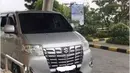 APV pun ingin nampak seperti MPV mewah Toyota Alphard. (Source: Twitter/@1Kurma0520)