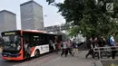 Penumpang turun dari bus Transjakarta di Kawasan Terintegrasi Transportasi Dukuh Atas, Jakarta, Rabu (12/6/2019). PT Transjakarta mencatat adanya peningkatan penumpang setelah Moda Raya Terpadu (MRT) beroperasi. (merdeka.com/Iqbal S. Nugroho)