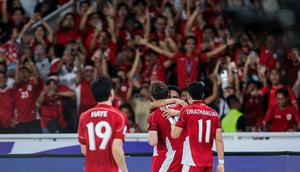 Pemain Timnas Indonesia, Ole Romeny dan Marselino Ferdinan, melakukan selebrasi setelah mencetak gol ke gawang Bahrain pada laga kedelapan putaran ketiga Grup C kualifikasi Piala Dunia 2026 di Stadion Utama Gelora Bung Karno, Jakarta, Selasa (25/3/2025) malam WIB. (Bola.com/Bagaskara Lazuardi)