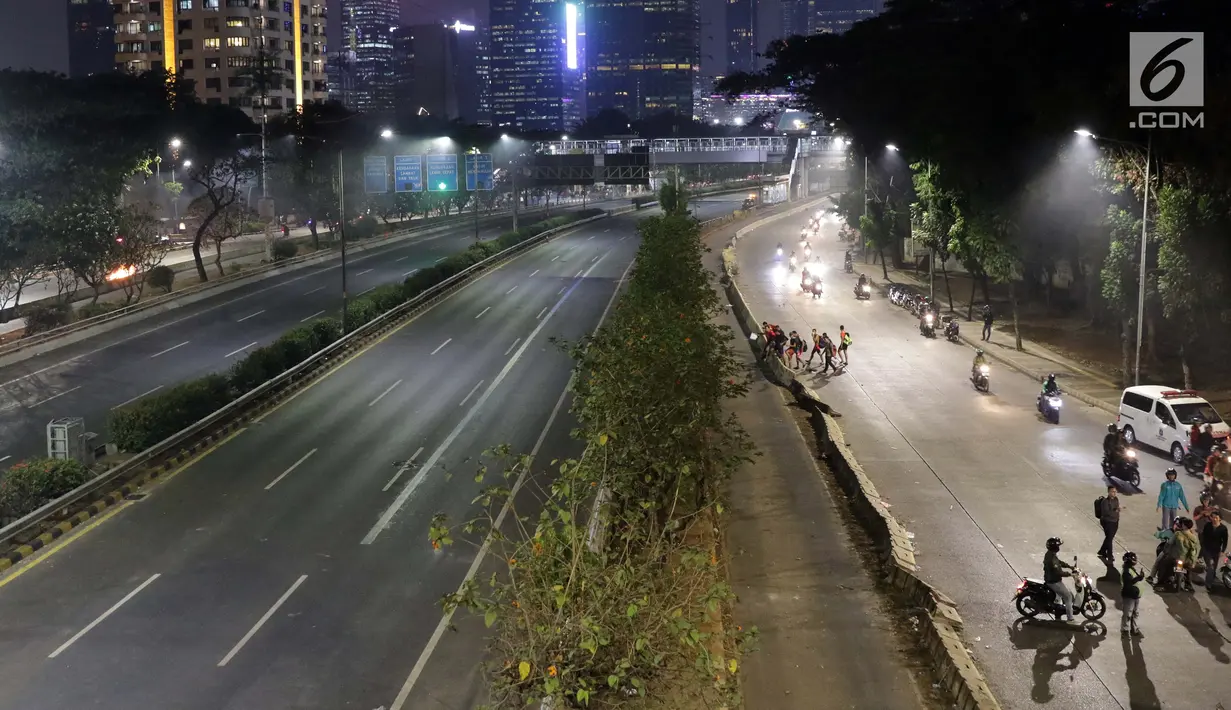 Kondisi Jalan Tol Dalam Kota di sekitar ruas jalan Gatot Subroto, Jakarta, Rabu (29/9/2019). Massa yang rata-rata berseragam sekolah dan pramuka bentrok dengan petugas sehingga jalan depan Kompleks Parlemen lumpuh. (Liputan6.com/Helmi Fithriansyah)