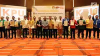 Ketua Komisi Pemilihan Umum Arief Budiman melakukan foto bersama perwakilan partai politik saat Rekapitulasi Nasional Hasil Verifikasi dan Penetapan Parpol Peserta Pemilu 2019, Jakarta (17/2). (Liputan6.com/JohanTallo)