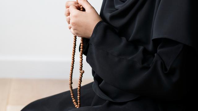 Seorang Wanita Sedang Berdzikir