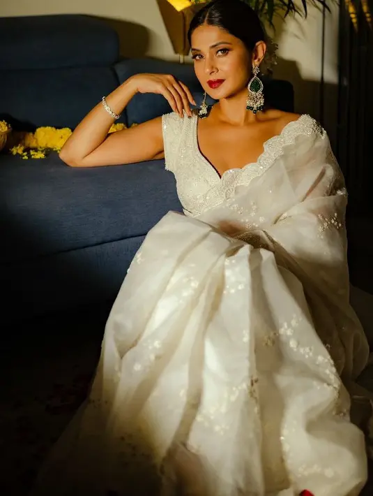 Jennifer Winget tampil dengan saree putih terdiri dari atasan lengan pendek dipadukan selendang dan rok panjang yang dihiasi dengan payetan. @jenniferwinget1