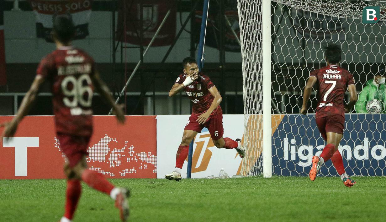 Persis Solo menemani Rans Cilegon FC lolos ke semifinal Liga 2 2021 usai menang 2-0 atas Persiba Balikpapan di Stadion Pakansari, Rabu (22/12/2021). Kedua gol dicetak oleh Ferdinand Sinaga yang memastikan Persis menjadi runner-up Grup X di bawah Rans Cilegon FC. (Bola.com/Ikhwan Yanuar)
