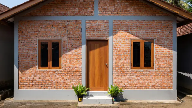 Desain Rumah Kampung dengan Dinding Bata Ekspos dan Kayu Jati (AI)