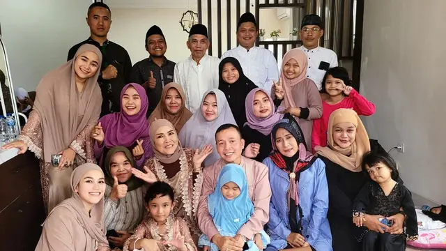 Ayu Ting Ting mengenakan hijab saat hadir dalam syukuran rumah baru Assyifa Nuraini sang adik (Foto: Instagram @ayutingting92)