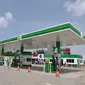 PT AKR Corporindo Tbk melalui anak usaha British Petroleum (BP) menjual BBM melalui Stasiun Pengisian Bahan Bakar Umum di De Latinos, Serpong, Tangerang Selatan. Liputan6.com/Pebrianto Eko Wicaksono