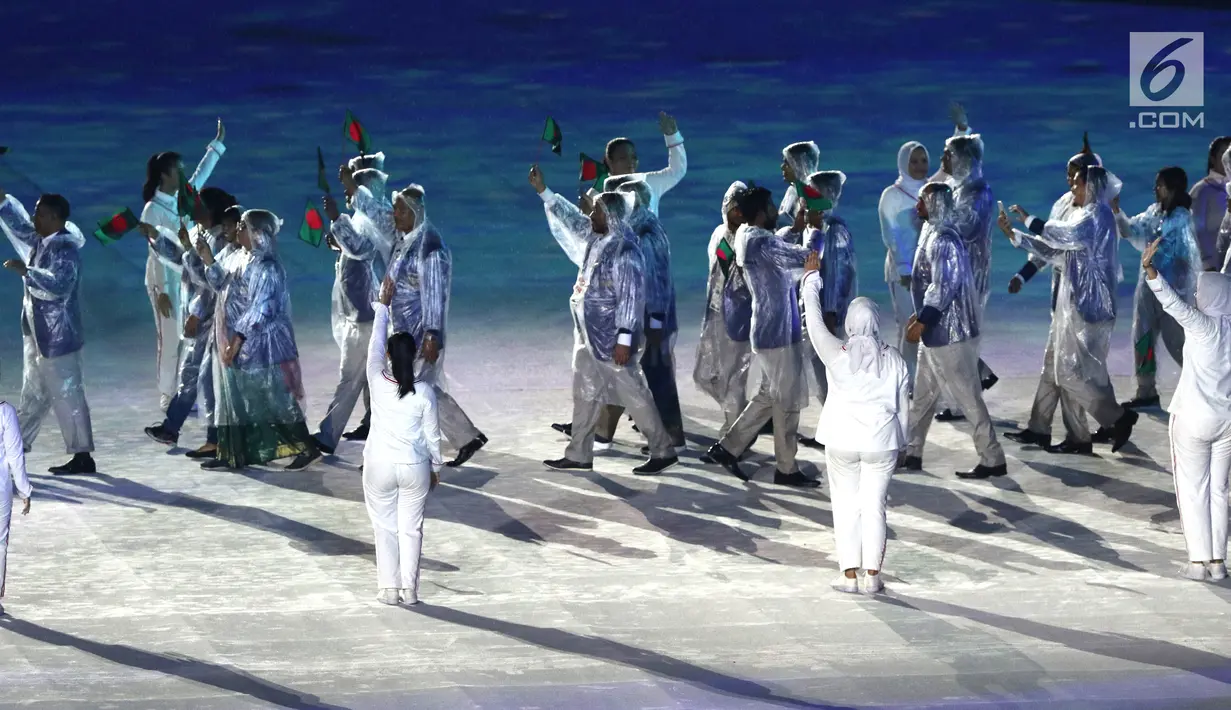 Parade atlet saat upacara Penutupan Asian Games 2018 di Stadion Utama Gelora Bung Karno, Jakarta, Minggu (2/9). Hujan yang mengguyur Jakarta tidak menyurutkan semangat para atlet. (Liputan6.com/Helmi Fithriansyah)