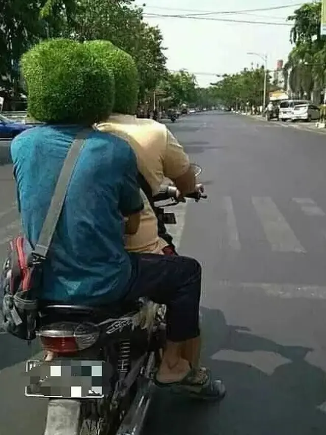 6 Momen Nyeleneh 2 Bestie Berboncengan Motor, Absurd Bersama