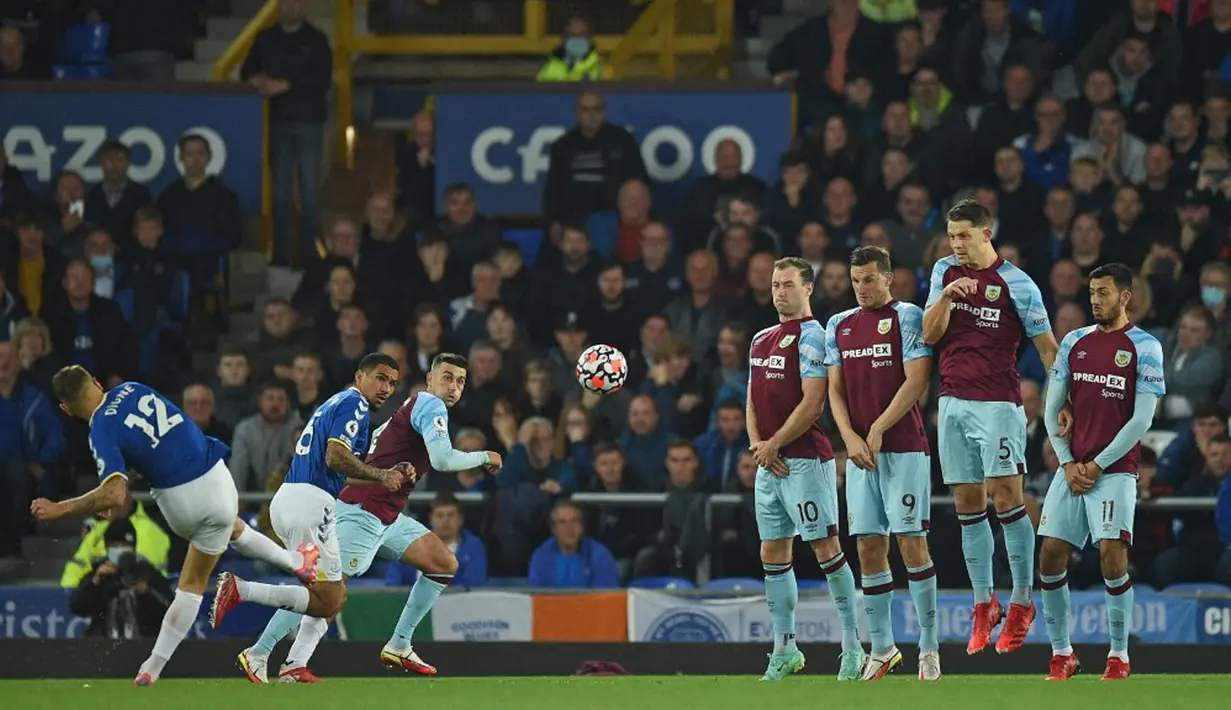 Pemain Everton Lucas Digne (kiri) melakukan tendangan bebas saat melawan Burnley pada pertandingan Liga Inggris di Goodison Park, Liverpool, Inggris, 13 September 2021. Everton menang 3-1. (Oli SCARFF / AFP)