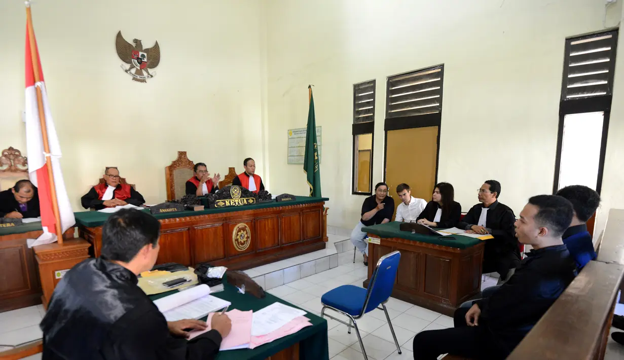Suasana persidangan pria asal Prancis Antony Lambert di pengadilan Denpasar, Bali, Indonesia (14/9). Antony Lambert ditangkap petugas karena membawa 14 gram ganja di kopernya. (AFP Photo/Sony Tumbelaka) 