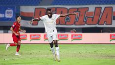 Charles Lokolingoy melakukan selebarasi gol ketiga Arema FC ke gawang Persija Jakarta pada laga pekan 26 BRI Liga 1 2024/2025 yang digelar di Stadion Patriot Candrabhaga, Bekasi, Minggu (9/3/2025) malam WIB.