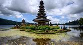 Pemandangan Pura Ulun Danu Beratan, sebuah pura Hindu di Danau Beratan dekat Bedugul, Bali, pada Jumat 7 November 2025. Pura Ulun Danu Beratan menampilkan perpaduan yang menawan antara arsitektur suci dan keindahan alam pegunungan. (Mladen ANTONOV/AFP)