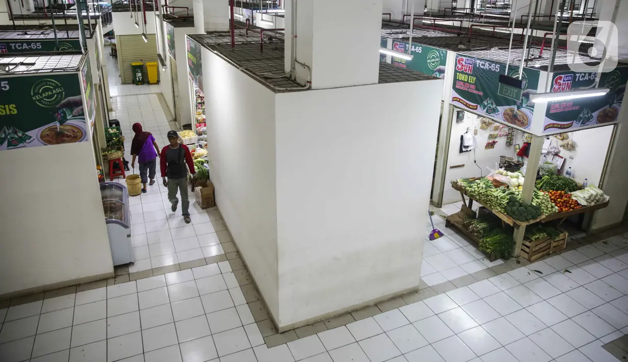 Suasana perdagangan di kawasan Pasar Rumput, Jakarta, Kamis (28/11/2019). Sebagian pedagang telah menempati kios-kios di area Pasar Rumput. (Liputan6.com/Faizal Fanani)