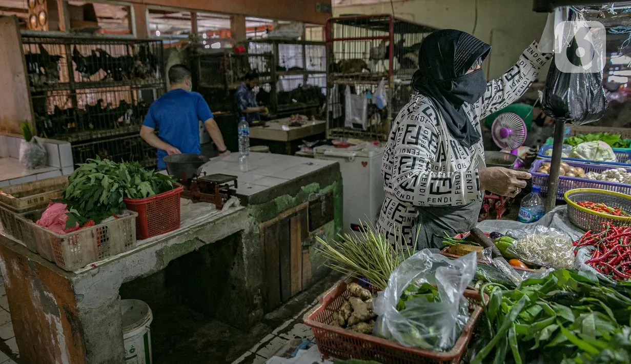 Aktivitas jual beli di Pasar Pondok Labu, Jakarta, Rabu (10/2/2021). Satu pedagang dinyatakan positif Covid-19, meski begitu pengelola Pasar Pondok Labu tetap melanjutkan operasional pasar sambil melakukan tracing dan tracking pada para pedagang. (Liputan6.com/Faizal Fanani)