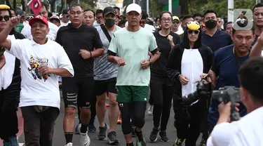 Calon presiden nomor urut 3 Ganjar Pranowo berlari pagi bersama masyarakat dalam acara Penguin SeliweRun di Senayan Park, Jakarta Pusat, Minggu (14/1/2024). (merdeka.com/ Arie Basuki)