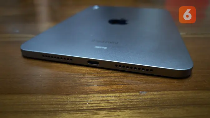 <p>Bagian bawah iPad Mini 7 2024. (Liputan6.com/ Agustinus Mario Damar)</p>