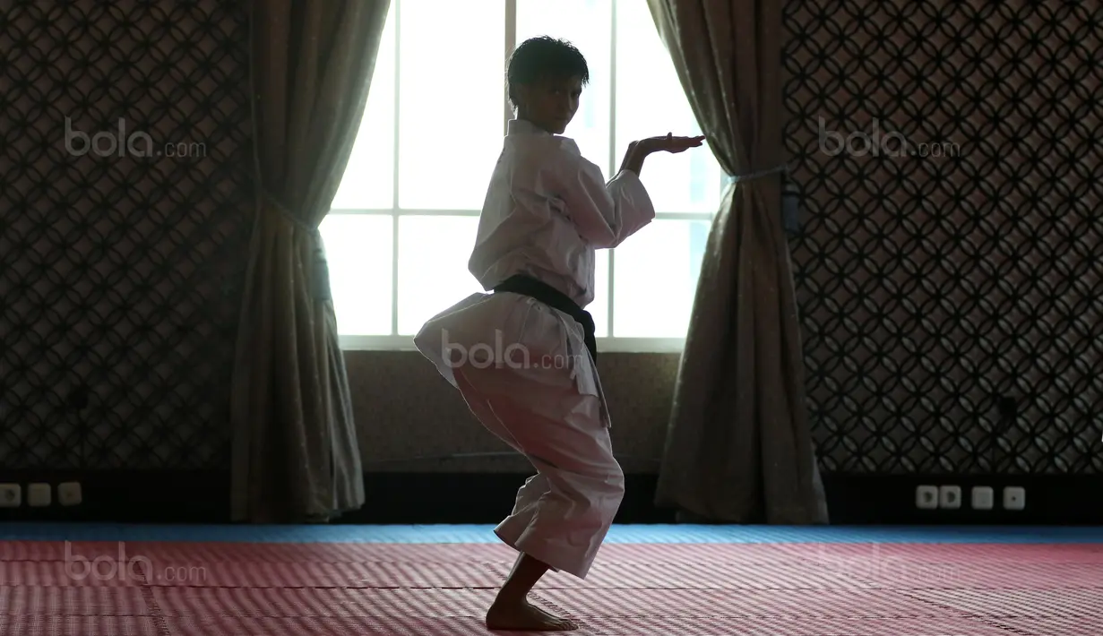 Ekspresi karateka putri Indonesia berlatih nomor kata sebagai persiapan menuju SEA Games 2017 di The Belezza, Permata Hijau, Jakarta, Senin (10/8/2017). Karate akan bertanding pada 22-24 Agustus 2017. (Bola.com/Nicklas Hanoatubun)