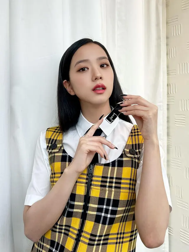 Jisoo BLACKPINK untuk Dior di Paris Fashion Week Autumn Winter 2022