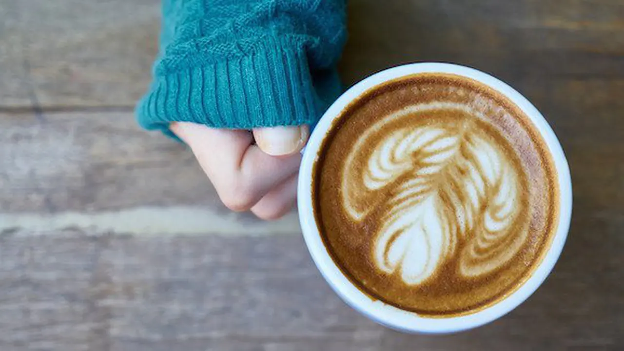 Minum Kopi (copyright Pixabay)