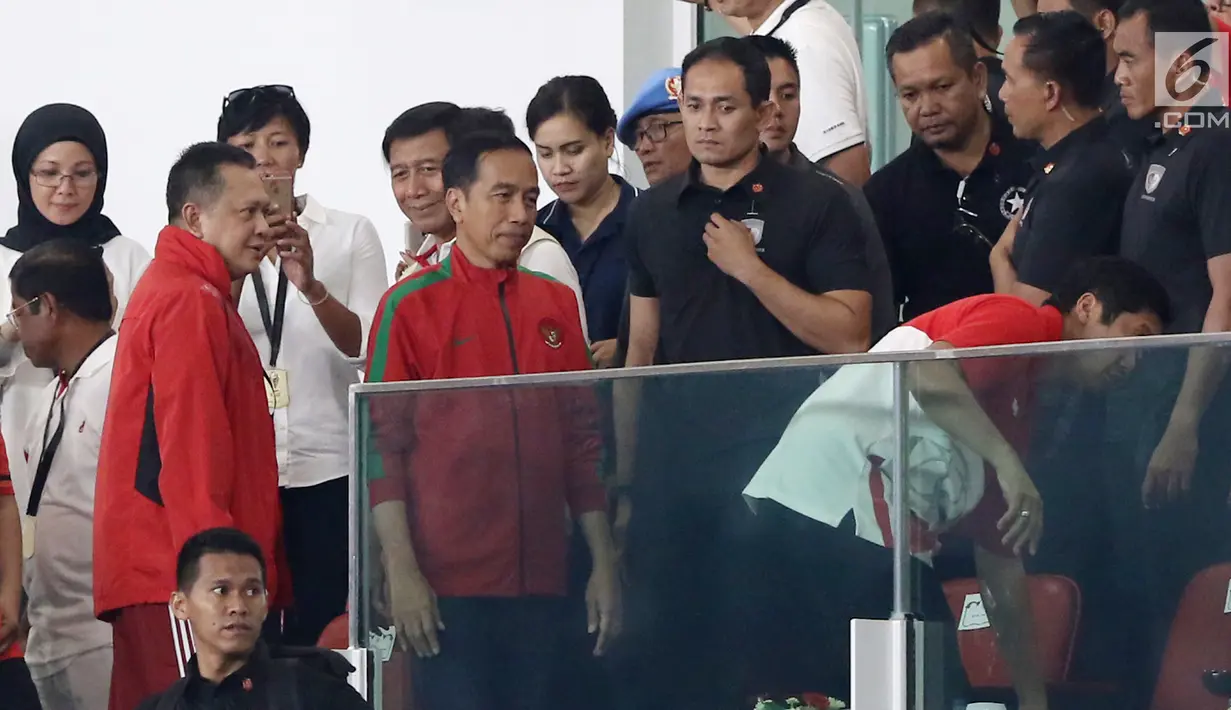 Presiden Joko Widodo (kedua kanan) kenakan jaket jersey Timnas RI menonton langsung final Piala Presiden 2018 antara Persija vs Bali United di Stadion Utama Gelora Bung Karno, Senayan, Jakarta, Sabtu (17/2) (Liputan6.com/Arya Manggala)