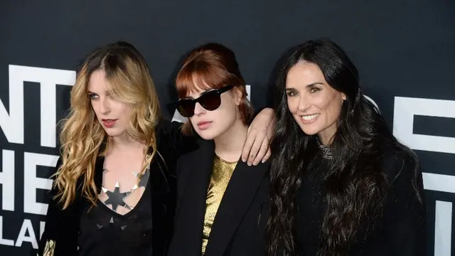 Scout dan Talullah Willis bersama sang ibu Demi Moore