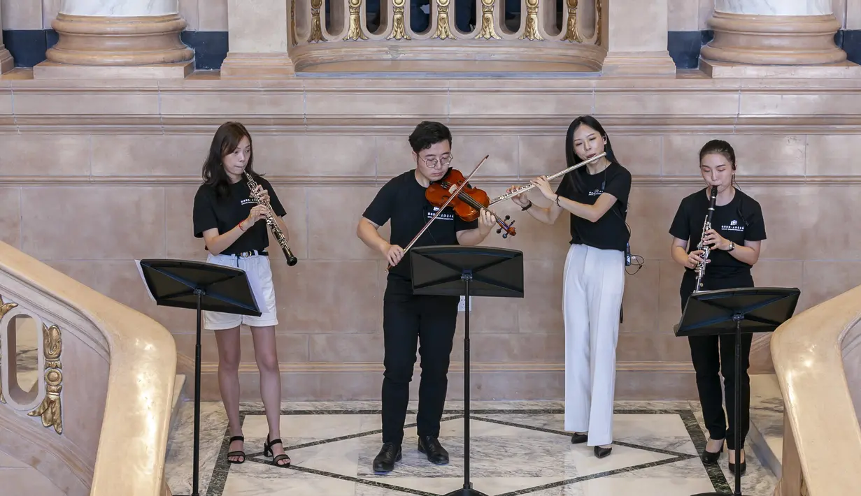 Sebuah pertunjukan musik dipentaskan di Gedung Konser Shanghai (Shanghai Concert Hall) di Shanghai, China timur (6/9/2020). Gedung konser tersebut dibuka kembali untuk umum pada Minggu (6/9) setelah dipugar selama satu setengah tahun. (Xinhua/Wang Xiang)
